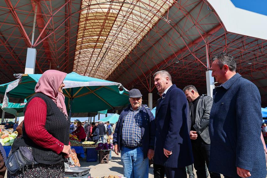 Başkan Ercengiz’den Pazar esnafına ziyaret