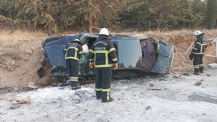 Burdur’da Otomobil Otobüs Durağına Girdi: 2 Yaralı