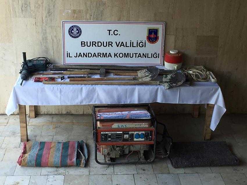 JANDARMADAN SİT ALANINDA KAÇAK KAZI YAPANLARA SUÇÜSTÜ