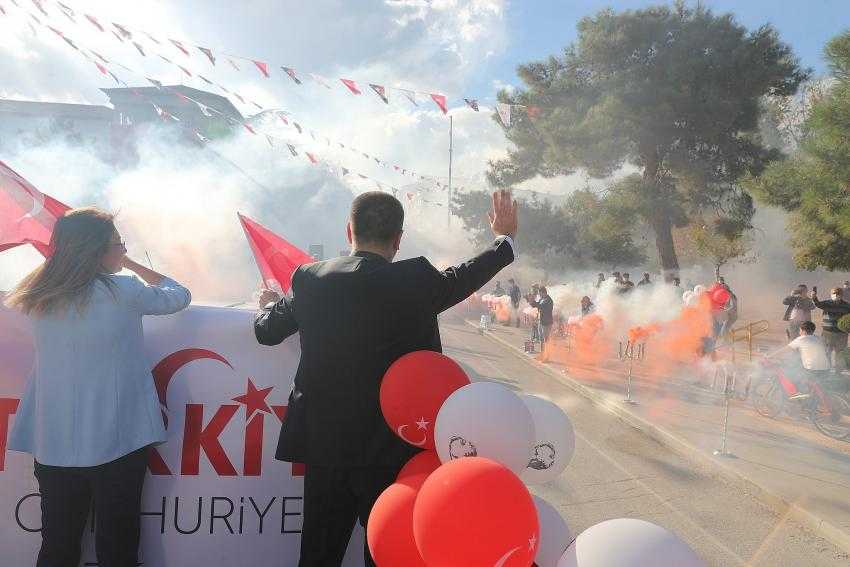 Burdur Caddelerinde Cumhuriyet Korteji