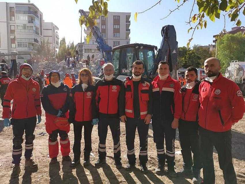 Burdur Kurtarma Ekibi İzmir'de Vatandaşın Yanında