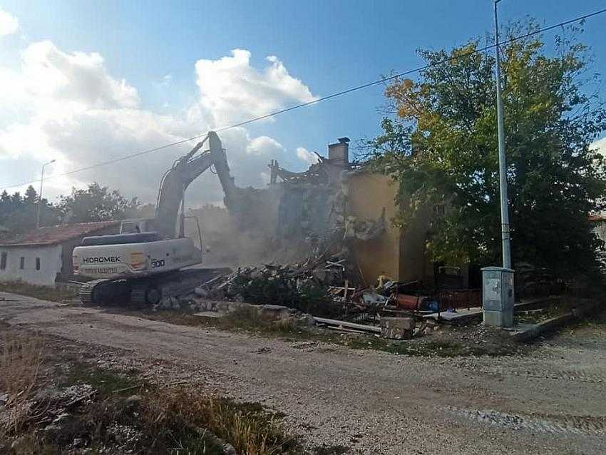 Tefenni'de depreme dayanıksız binaların yıkımı başladı