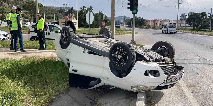 Burdur’da otomobil refüje devrildi: 1 yaralı