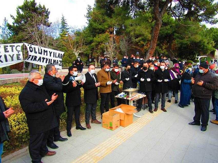 MHP Burdur Ülkücü Şehit Çakıroğlu Anısına Helva Dağıttı