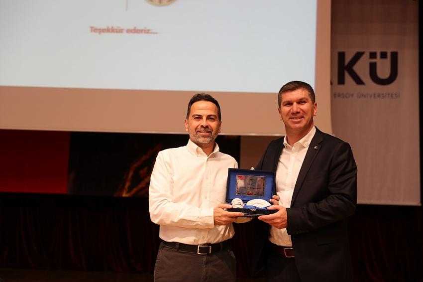 Burdur'da Akut Başkanı Nasuh Mahruki Konferans Verdi