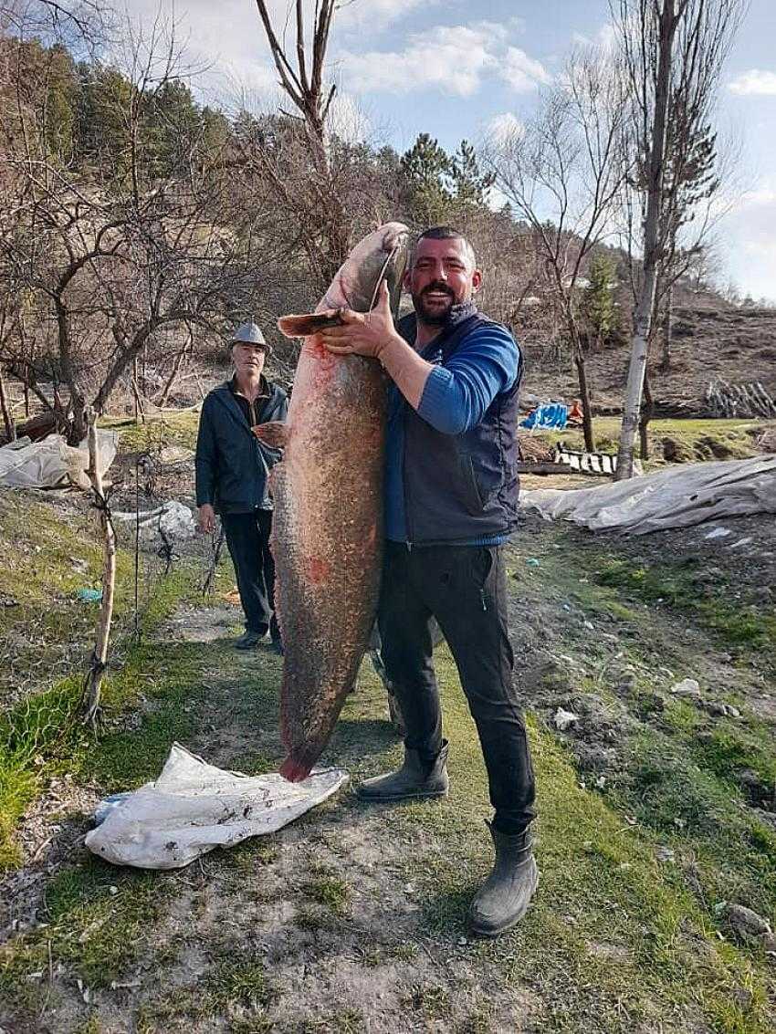 YAPRAKLI BARAJ GÖLÜ’NDE 47 KG AĞIRLIĞINDA YAYIN BALIĞI YAKALADI