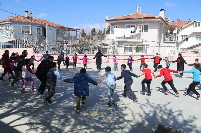 HEM ÇOCUKLARI EĞLENDİRİYORLAR, HEM DE UYGULAMALI SINAV OLUYORLAR