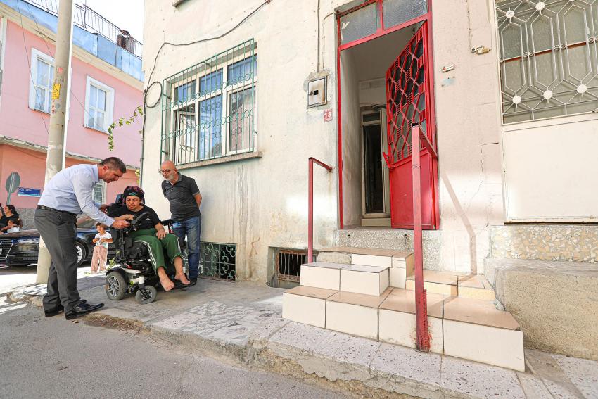 BAŞKAN ERCENGİZ, AKÜLÜ SANDALYE HEDİYE ETTİ