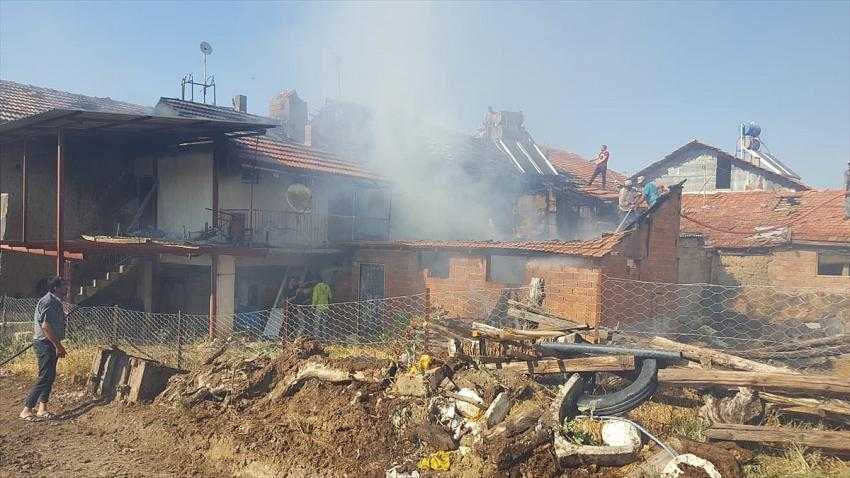 Burdur’da çıkan yangında 3 ev kullanılamaz hale geldi