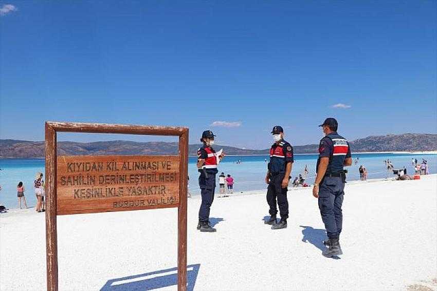 Salda Gölü’nden kil alanlara 392 lira ceza uygulanıyor