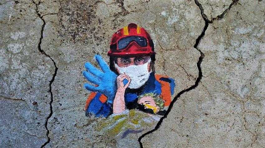 Burdurlu Güzel Sanatlar öğrencisi, minik Elif’in enkazdan kurtarılış anını duvara resmetti