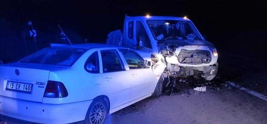Burdur’da otomobil ile kamyonet çarpıştı: 6 yaralı