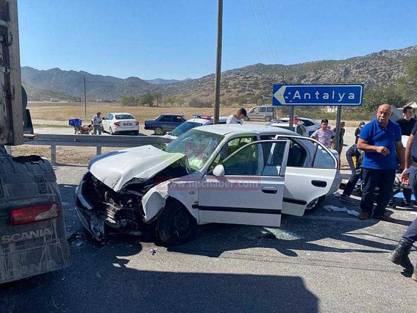 TIR ile otomobil çarpıştı: 1'i ağır 4 yaralı