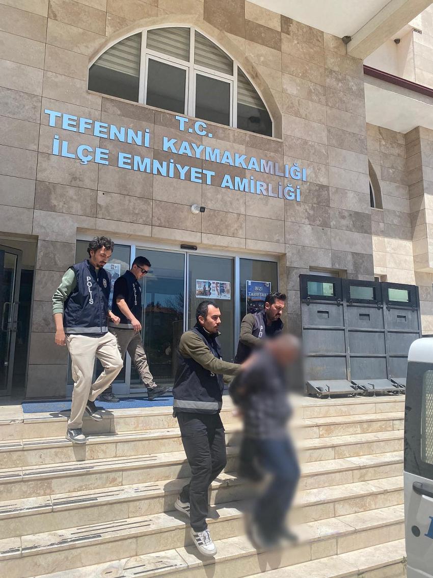 TEFENNİ’DE GENÇ KIZI BIÇAKLA YARALAYIP KAÇAN ŞAHIS TUTUKLANDI