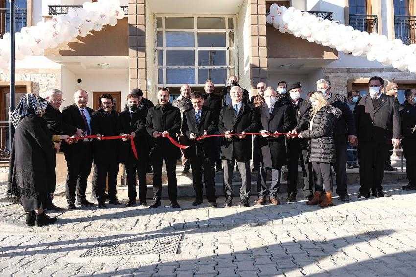 VALİ ARSLANTAŞ GÖLHİSAR’DAKİ YAPIMI TAMAMLANAN TOKİ KONUTLARI ANAHTAR TESLİM TÖRENİNE KATILDI