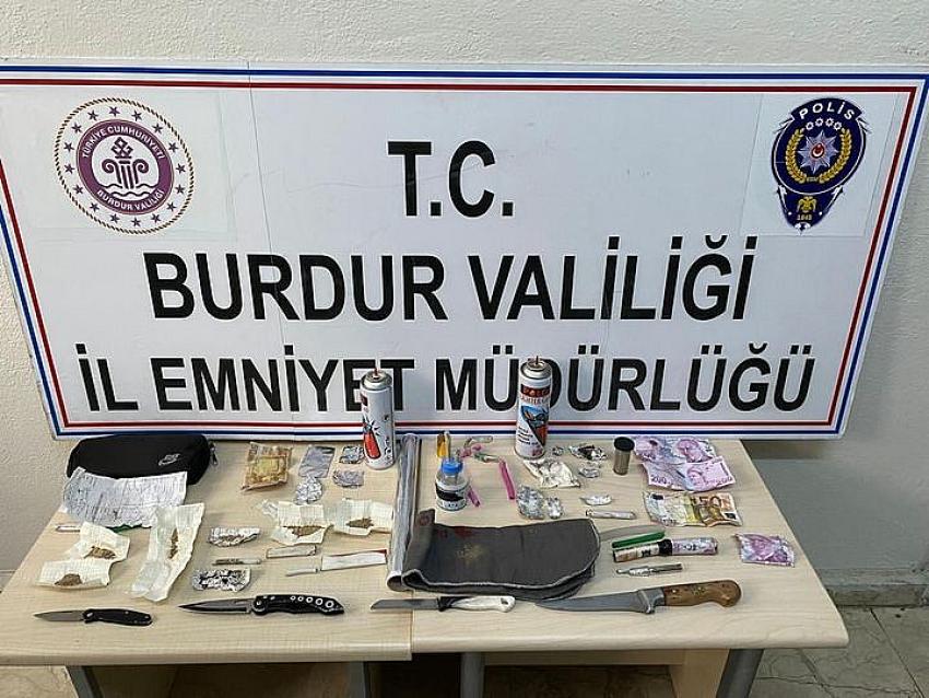 EMNİYET EKİPLERİ PARK HALİNDEKİ ARAÇTA UYUŞTURUCU YAKALADI