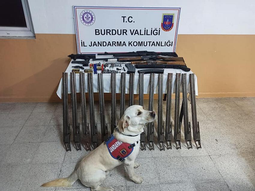 BURDUR’DA EVİNDE SİLAH ÜRETTİĞİ İDDİA EDİLEN ŞÜPHELİ YAKALANDI
