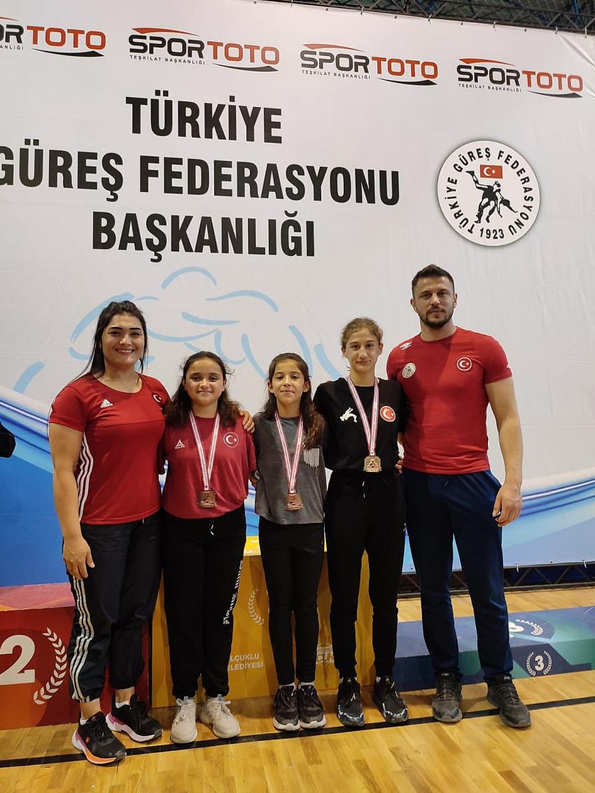 MİNİK KADINLAR GÜREŞTE 1 ALTIN 3 BRONZ MADALYA