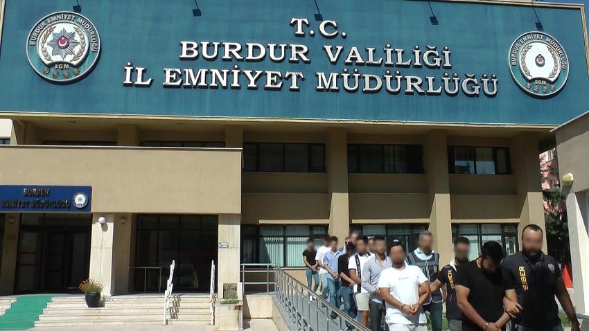 BURDUR MERKEZLİ 9 İLDE SİBER DOLANDIRICILIK OPERASYONU: 5 TUTUKLAMA