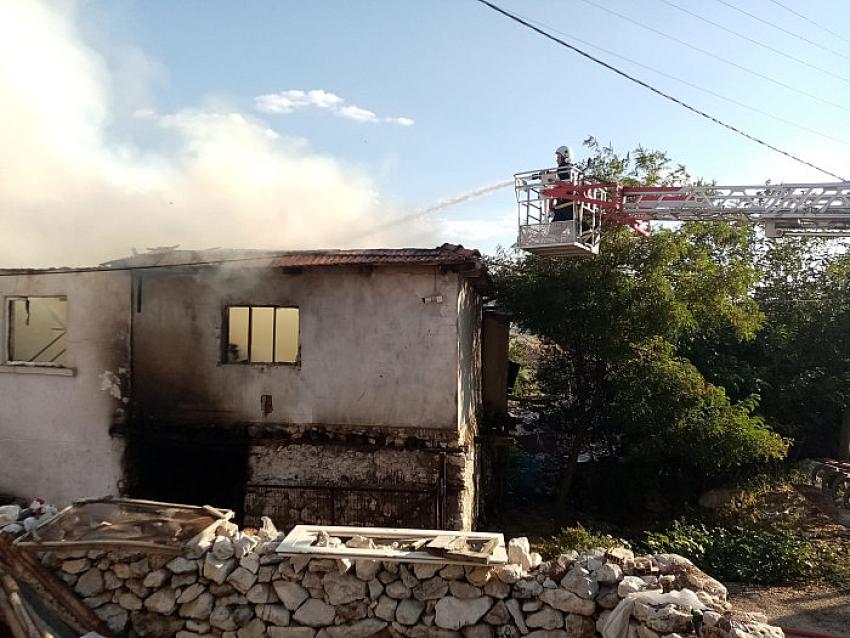 Beşkavak köyünde ev tamamen yandı