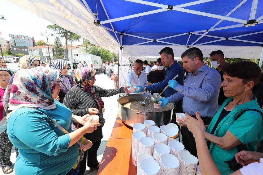 Başkan Ercengiz, Aşure dağıttı