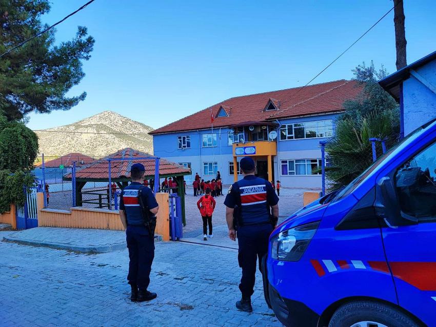 JANDARMA EKİPLERİNDEN ÇOCUK VE GENÇLERİN KORUNMASINA YÖNELİK OKUL ÇEVRELERİNDE DENETİM
