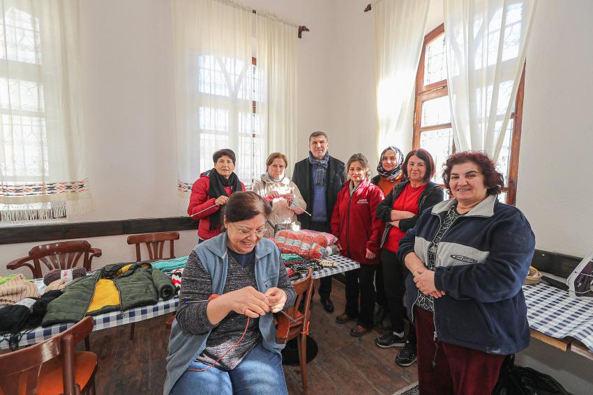 BURDURLU KADINLAR, DEPREMZEDELER İÇİN ÖRÜYOR