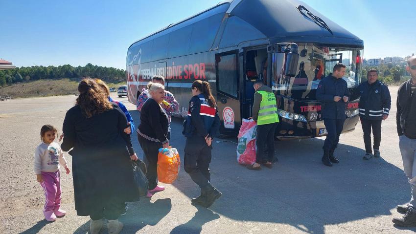 Tefenni Belediyesi, depremzedeleri tahliye ediyor