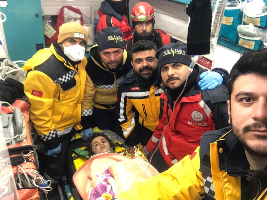 Burdur ekibi, depremin 162. saatinde 6 yaşındaki çocuğu enkazdan kurtardı