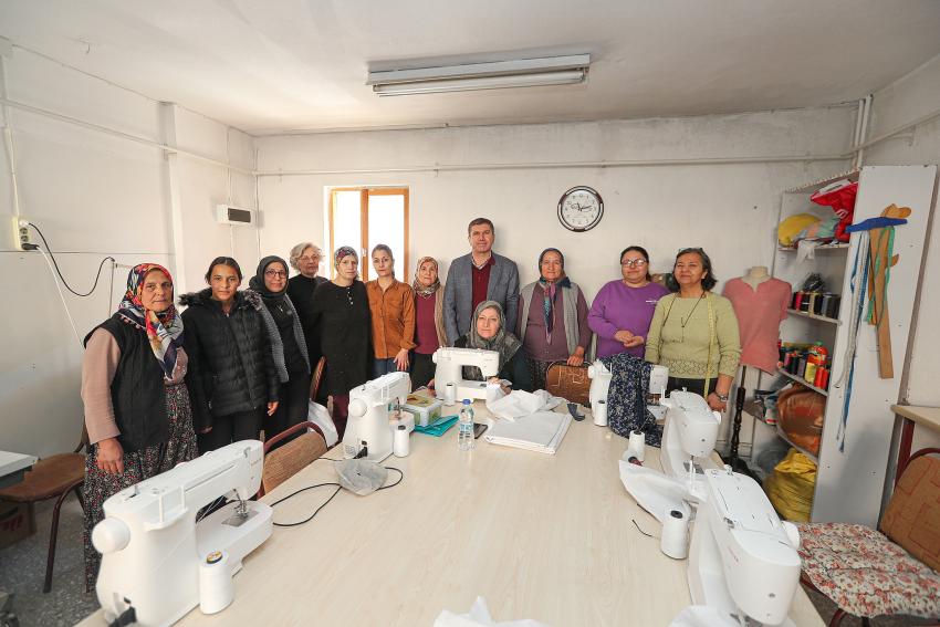 Depremzedelere Çarşaf ve Nevresim dikiyorlar