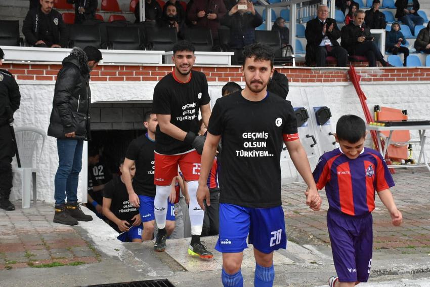 DEPREMZEDE ÇOCUKLAR, FUTBOLCULARLA SEREMONİYE ÇIKTI