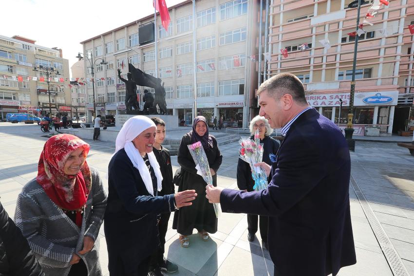 Başkan Ercengiz, kadınlara karanfil dağıttı