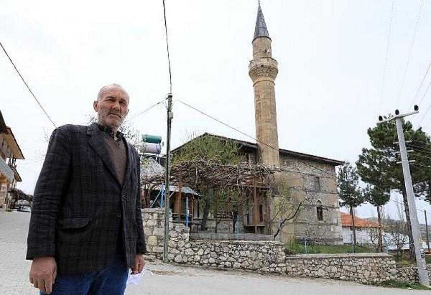 Burdur'da 900 Yıllık Camide Endişeli İbadet