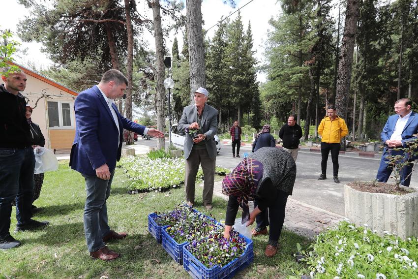 Burdur Belediyesi Asri Mezarlıkta 10 bin çiçek fidesi dağıttı