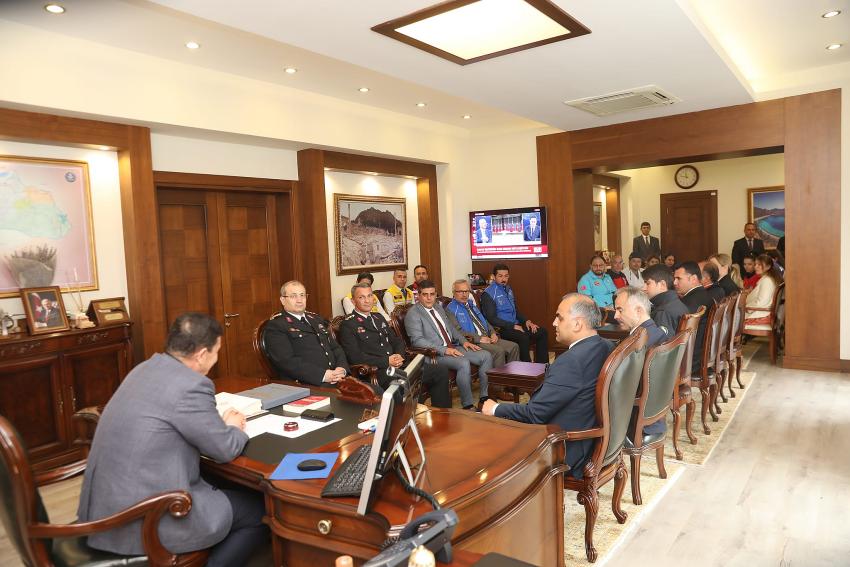 VALİ ARSLANTAŞ, DEPREM BÖLGESİNDE GÖREV YAPAN TÜM PERSONELİ “BAŞARI BELGESİ” İLE ÖDÜLLENDİRDİ