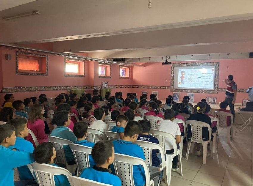 JANDARMA EKİPLERİ TARAFINDAN UYUŞTURUCU VE SİBER SUÇLARLA MÜCADELE KAPSAMINDA EĞİTİMLER VERİLDİ
