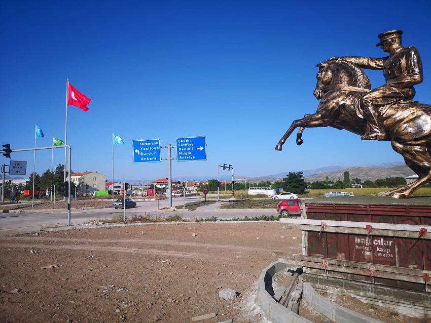 TEFENNİ ŞEHİR GİRİŞLERİNE YENİ DÜZENLEME