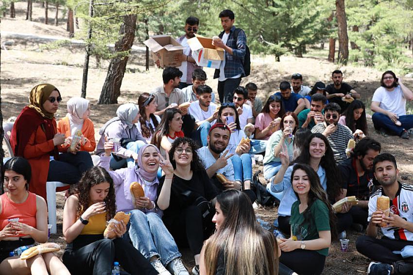 MAKÜ öğrencileri Kent Ormanında temizlik yaptılar