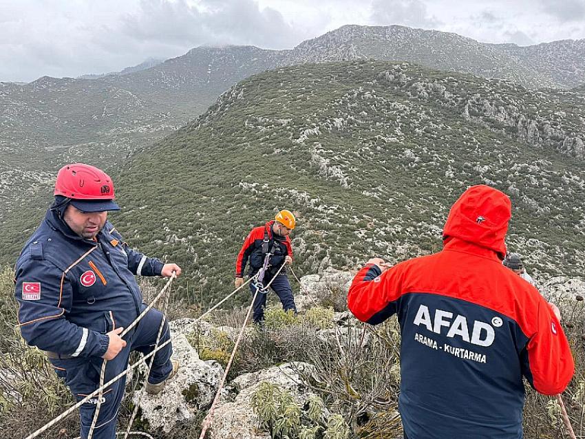 Burdur'da kayalıklarda mahsur kaldı! AFAD ekipleri kurtardı