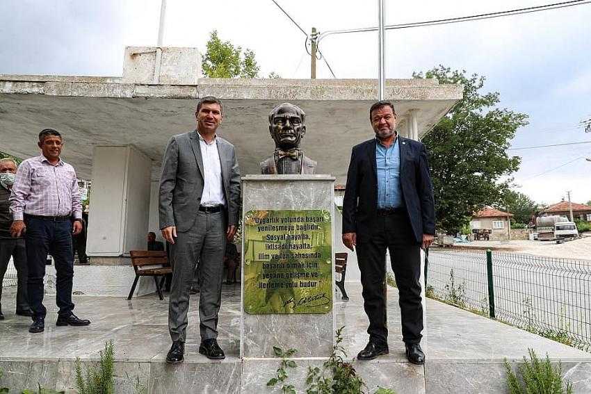 MUHTARIN İSTEĞİNİ GERÇEKLEŞTİRDİ; KÖY MEYDANINA ‘ATATÜRK BÜSTÜ’