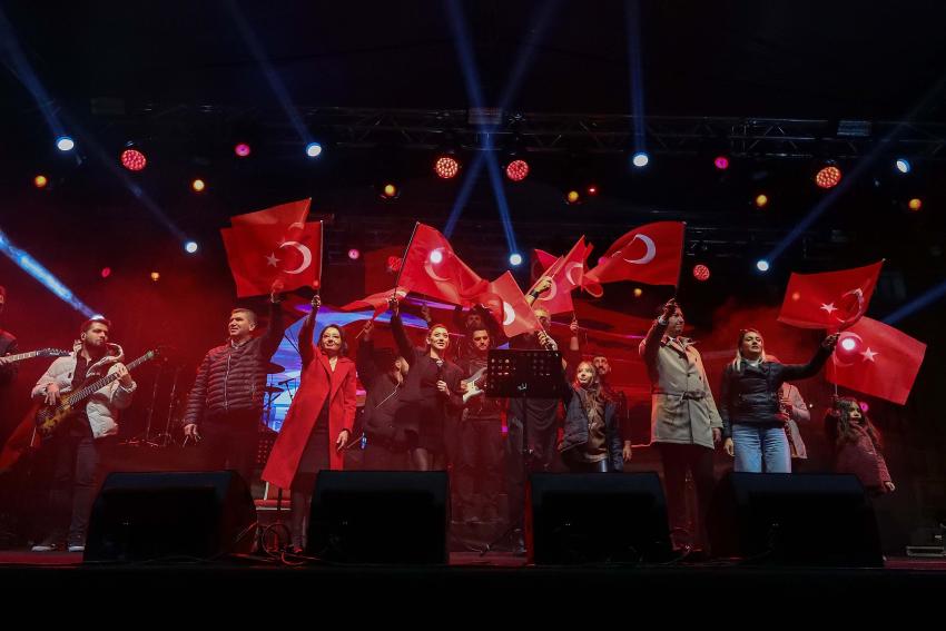 Burdur'da Cumhuriyet Bayramı Coşkusu: Turgay Başyayla Konseri