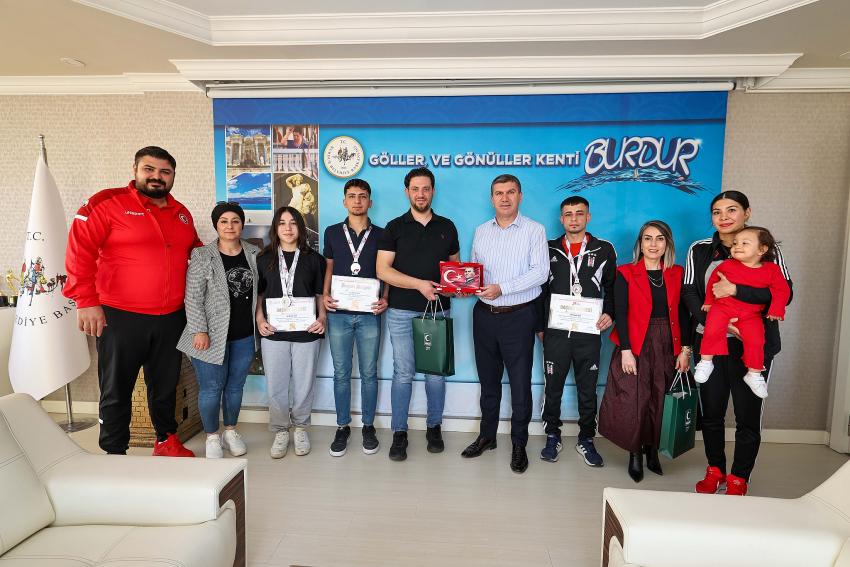 Sambo Şampiyonları Başkan Ercengiz’i ziyaret etti
