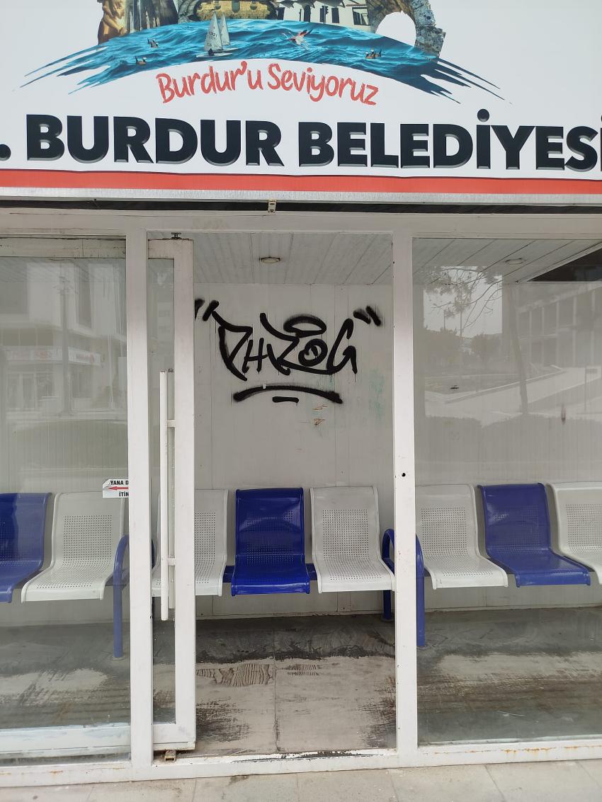 Spreyinizi içeri girerken bırakınız.