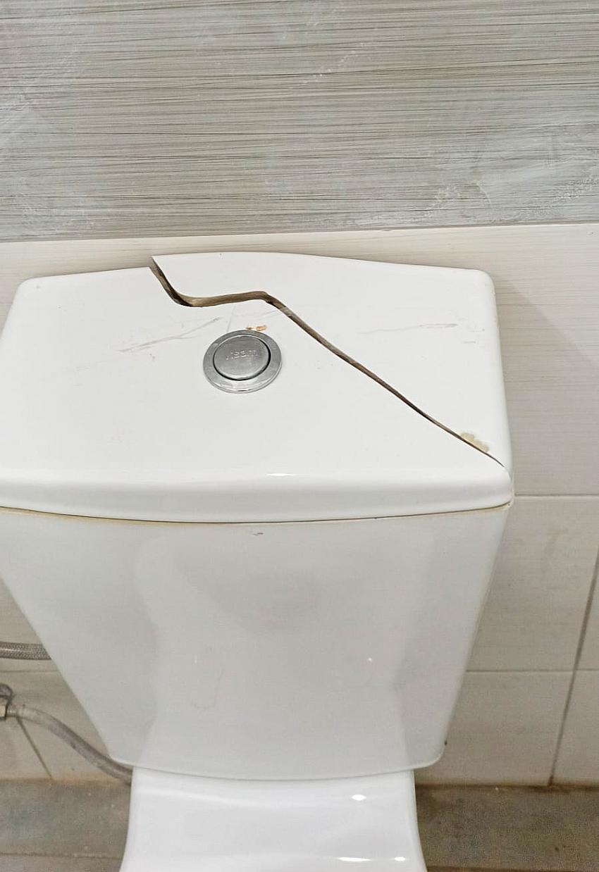 Burdur’da Vandallar Tuvaletleri Parçaladı