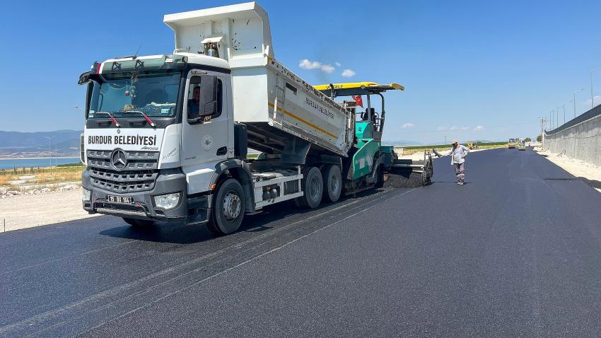 Burdur’da 35 Metrelik Yolda Asfalt Çalışmaları Tamamlanıyor