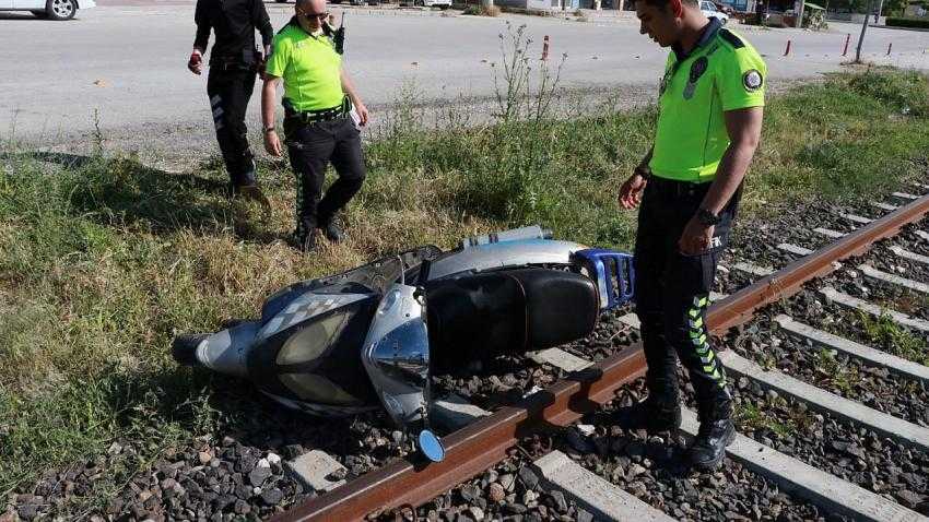 Polisten kaçan baba oğul motosikleti raylara terketti