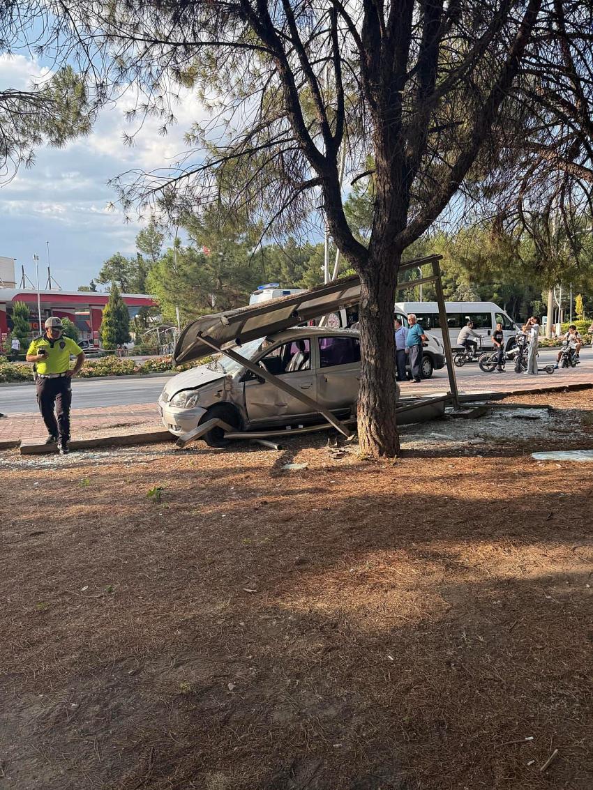 Otomobil Otobüs Durağına Girdi