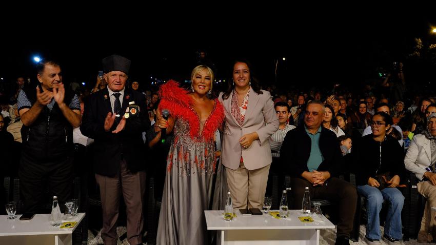 Safiye Soyman ve Faik Öztürk Burdur’da Coşturdu