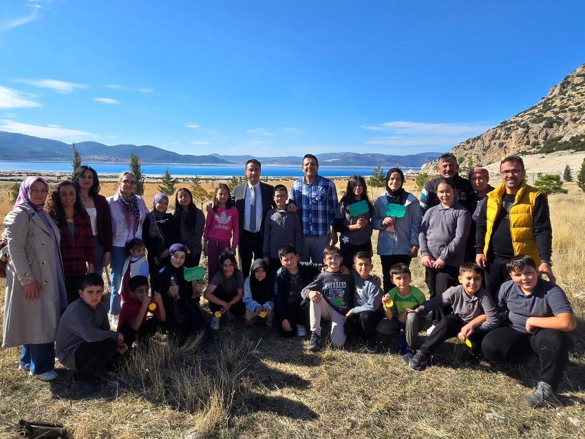 Yeşilova’da Geleceğe Nefes: Başkan Okan Kurd Öğrencilerle Fidan Dikti