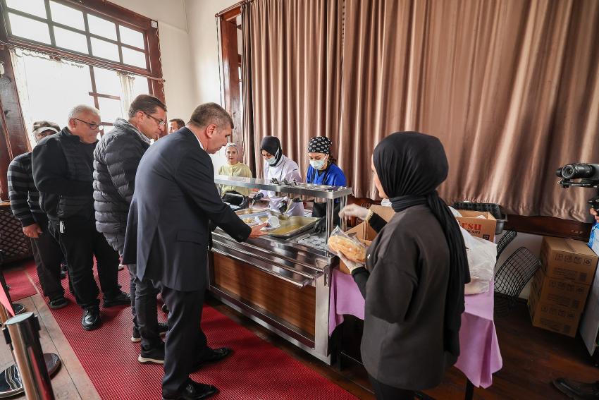 Burdur Belediyesi Kent Lokantası’nda bugün verilen öğle yemeğini ücretsiz hale getirdi.